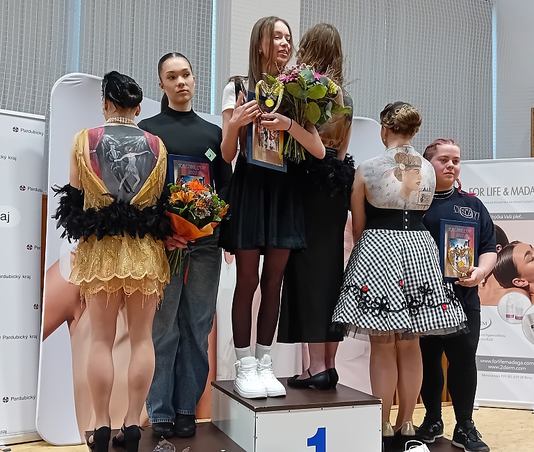 19-Olesia Kovorotna Eliska Jureckova Petra Dubovska.jpg